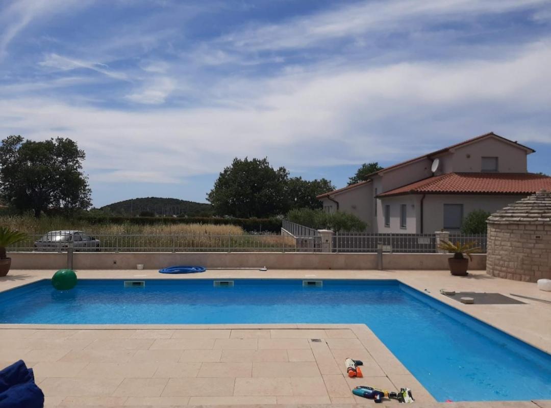 Nice, Cosy Studio Apartment With Shared Outdoor Pool 班约勒 外观 照片