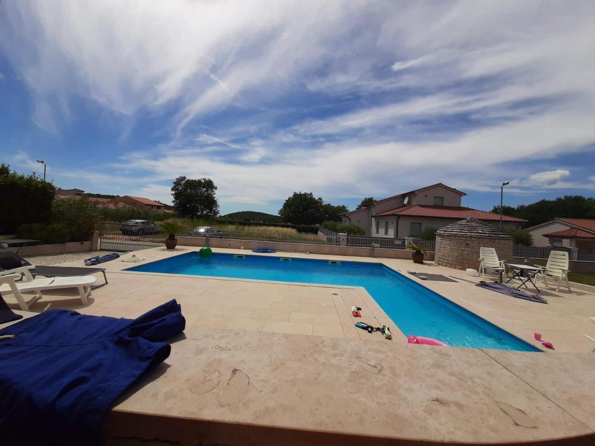 Nice, Cosy Studio Apartment With Shared Outdoor Pool 班约勒 外观 照片