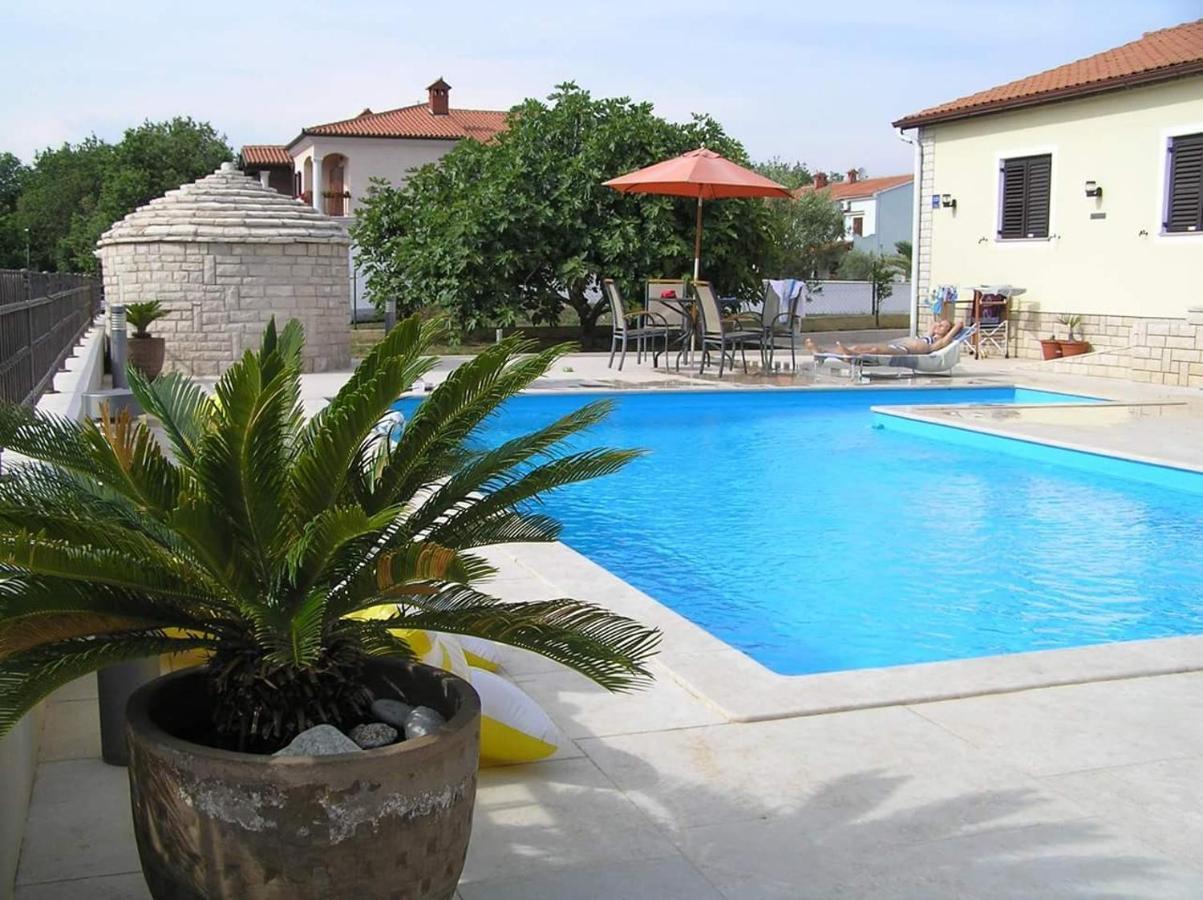 Nice, Cosy Studio Apartment With Shared Outdoor Pool 班约勒 外观 照片
