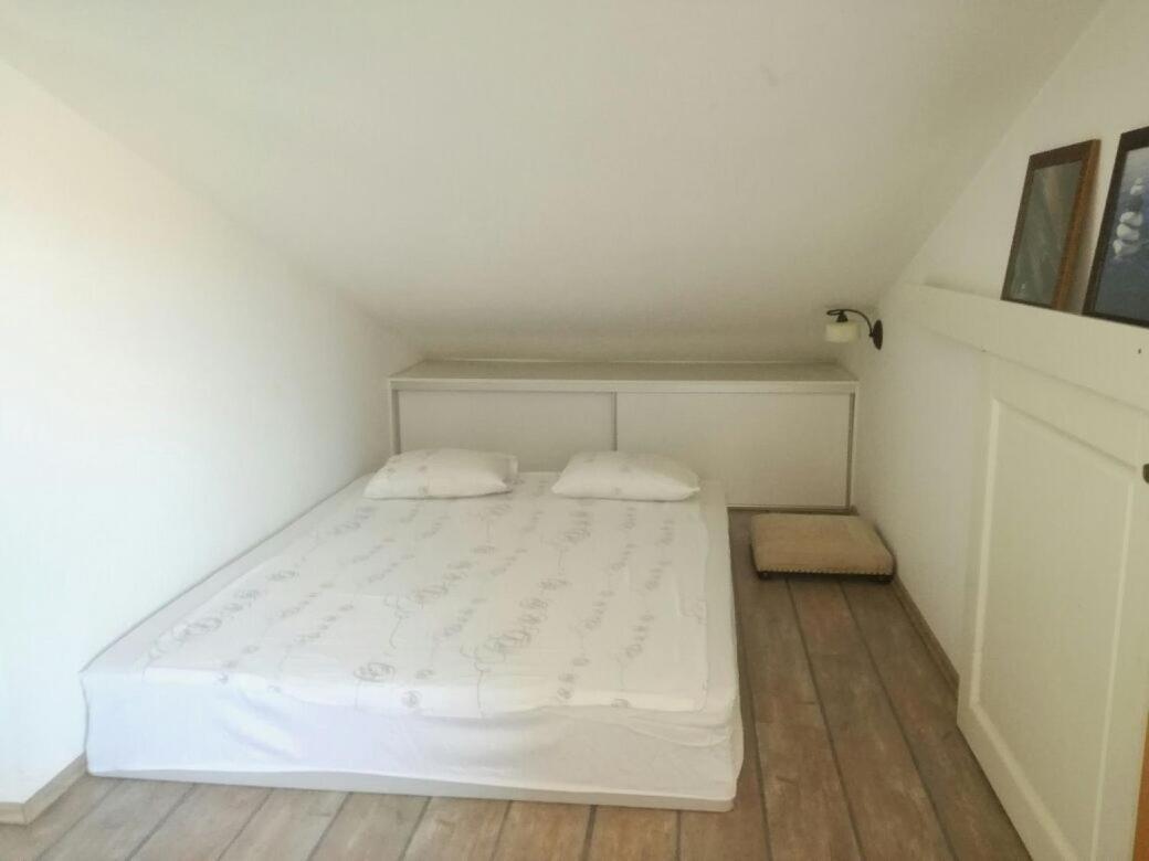 Nice, Cosy Studio Apartment With Shared Outdoor Pool 班约勒 外观 照片