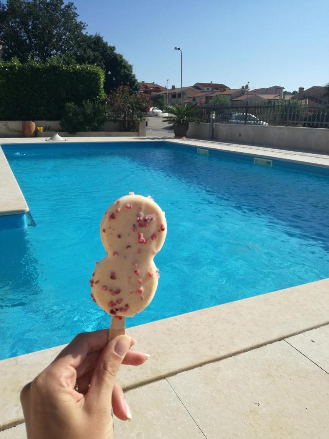 Nice, Cosy Studio Apartment With Shared Outdoor Pool 班约勒 外观 照片