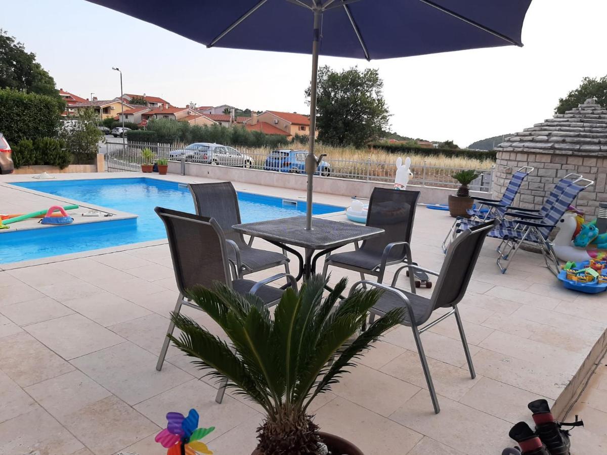 Nice, Cosy Studio Apartment With Shared Outdoor Pool 班约勒 外观 照片